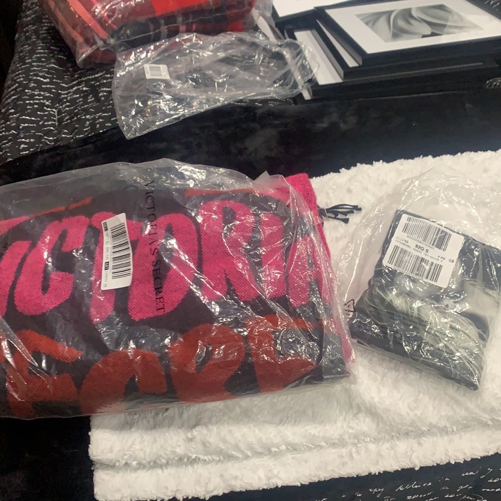 Nib-Vs Supermodel Tee And Blanket - image 3